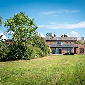 Holiday home No1 Little Barrow Barns - Sleeps 10, Chester